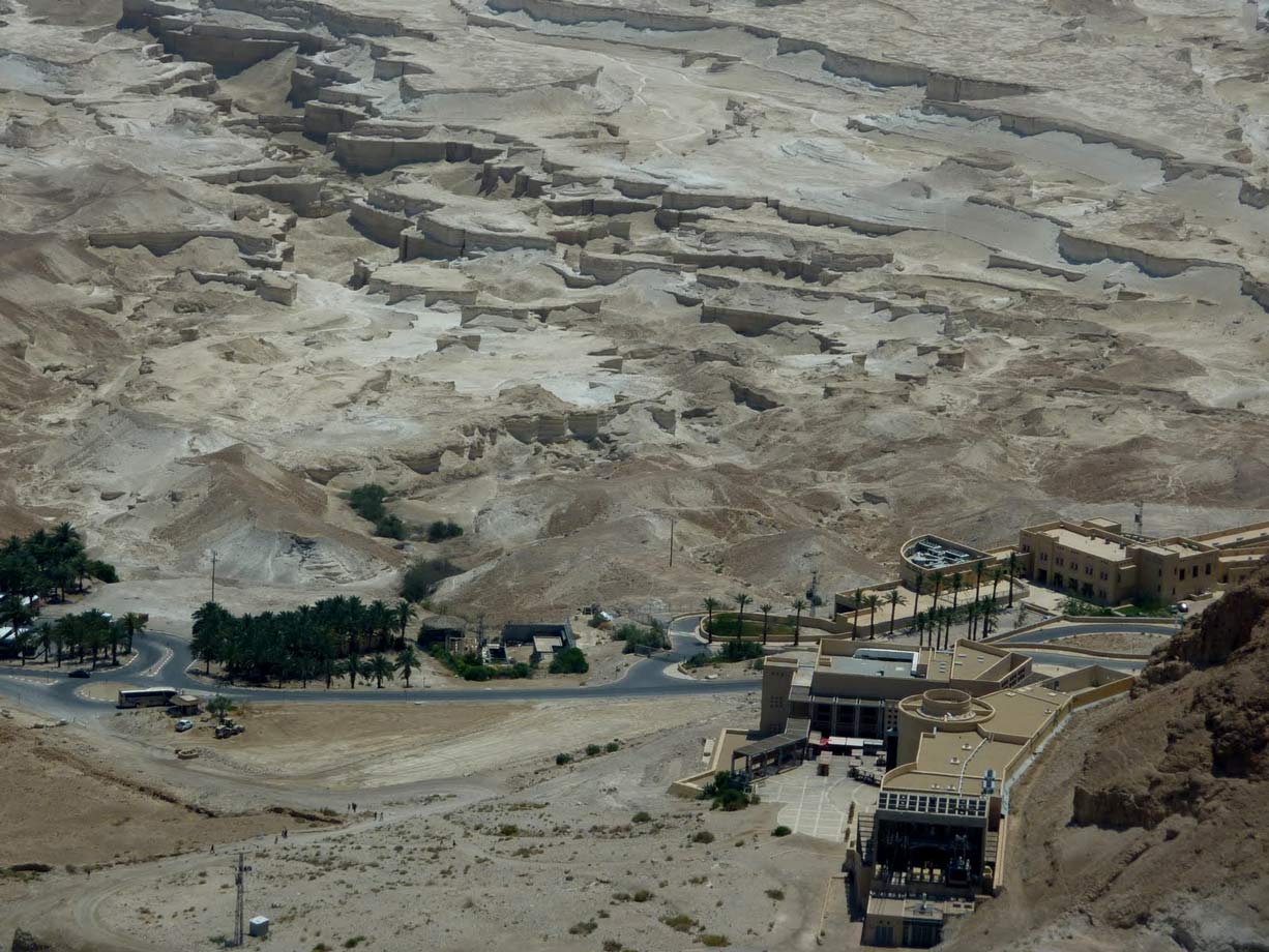Vue panoramique de tout le site avec ses excavations. On peut même remarquer les camps romains au bas des rampes