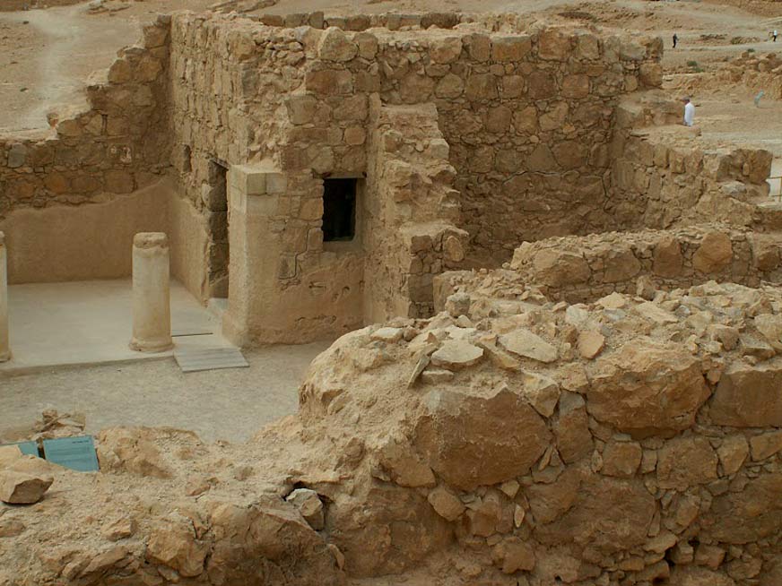 L'une des anciennes cours dégagée lors des fouilles archéologiques
