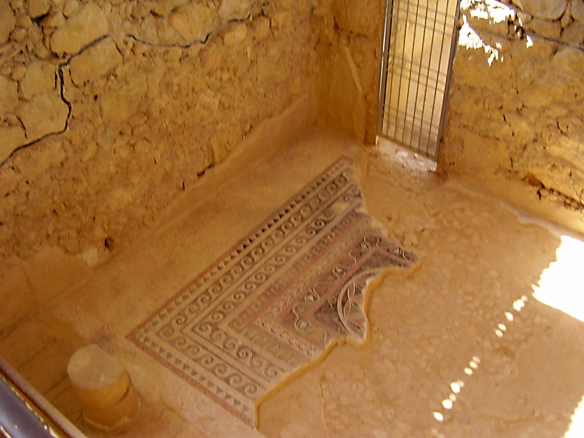 Vue rapprochée d'une des décorations du sol, du moins ce qu'il en reste