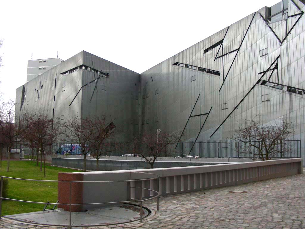 Le musée pourrait se résumer ainsi : « une étoile de David, invisible et irrationnelle, qui tente d'éclairer des lieux,...
