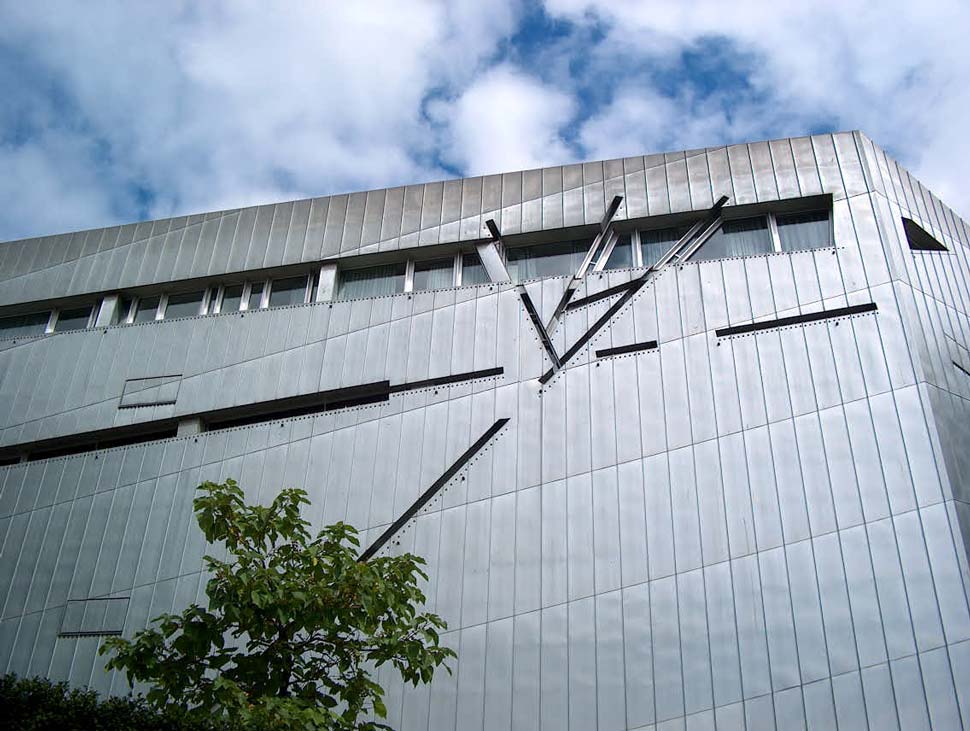 Vue rapprochée du complexe de l’extérieur.