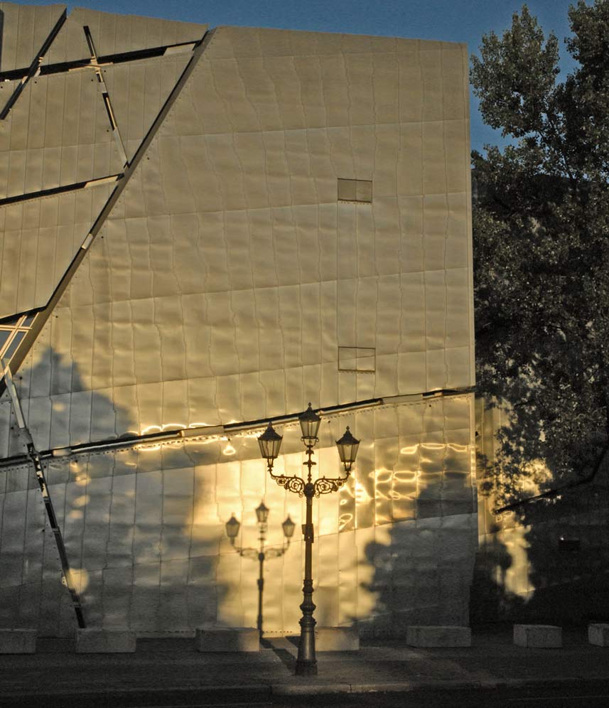 Reflets dorés de la surface extérieure du bâtiment.