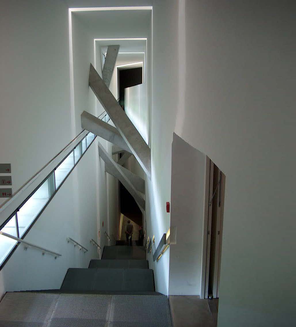 Couloir au formes discontinues et l'impression de tourner en rond sans trouver d'issue, ce qui pourrait rappeler l'intér...