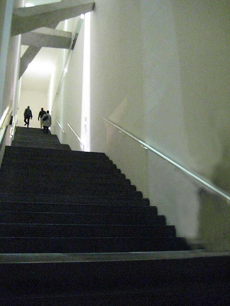 L'étroitesse du couloir donne cette impression de gouffre sans fin.