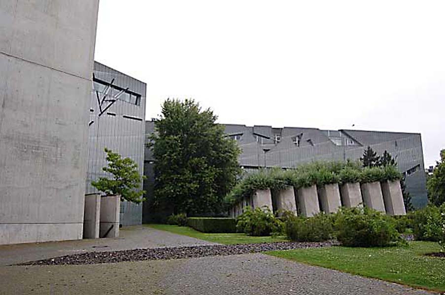 Installation d'une rare intelligence et sobriété, comme tout ce qui touche à la question juive, la mémoire de l'Holocaus...