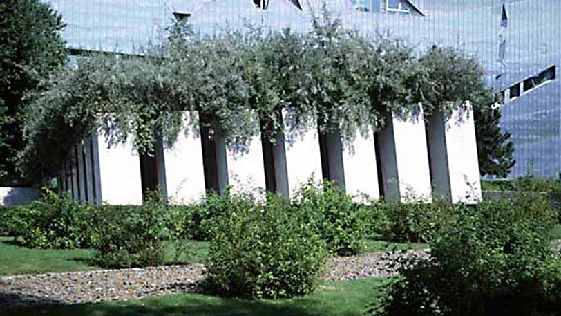 Ce jardin est d'arbres plantés dans quarante piliers de béton faisant allusion au déracinement du peuple juif de sa terr...