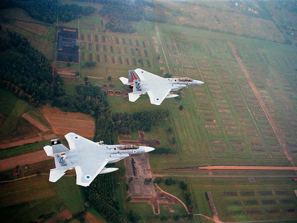 Deux F15 de l'armée israélienne survolent le site du musée. Les deux pilotes aux commandes des appareils sont des fils d...