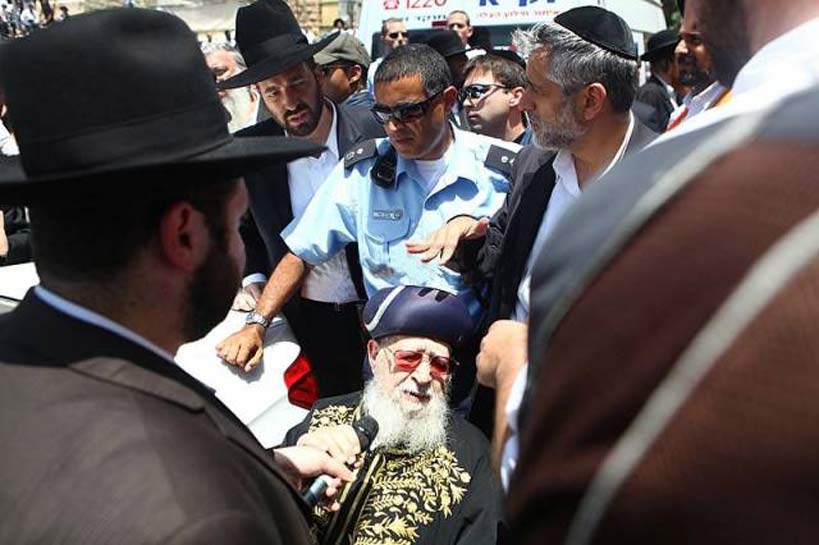 Le Rav Ovadia épuisé par la chaleur et la douleur.