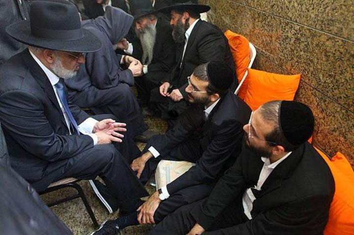 Les fils de Rabbi Elazar zal reçoivent des milliers de gens pour les consoler.