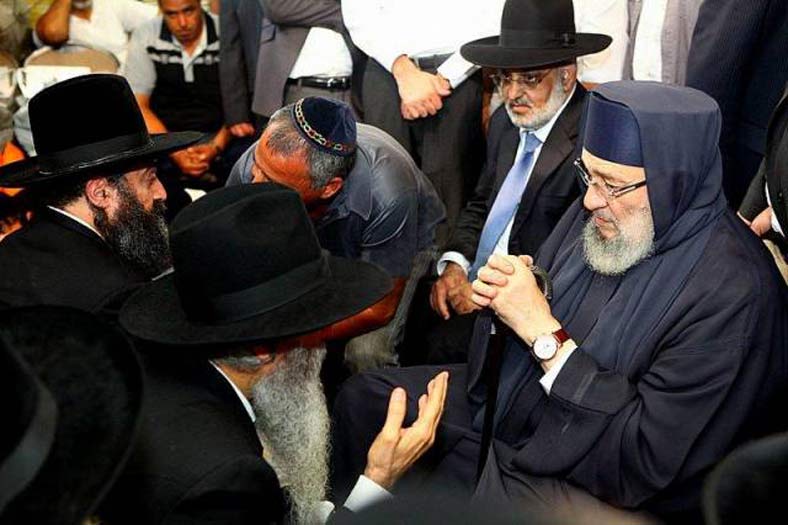 Rabbi Baroukh, l'oncle du défunt et fils de Baba Salé, présent dans cette immense tragédie pour consoler son neveu Rabbi...