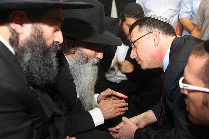 Plusieurs personnalité de la Knesset défilent pour rendre hommage à Rabbi Elazar Zal.