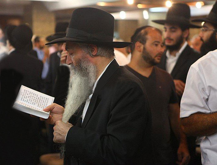 Rabbi David lors des prières pendant les 7 jours.