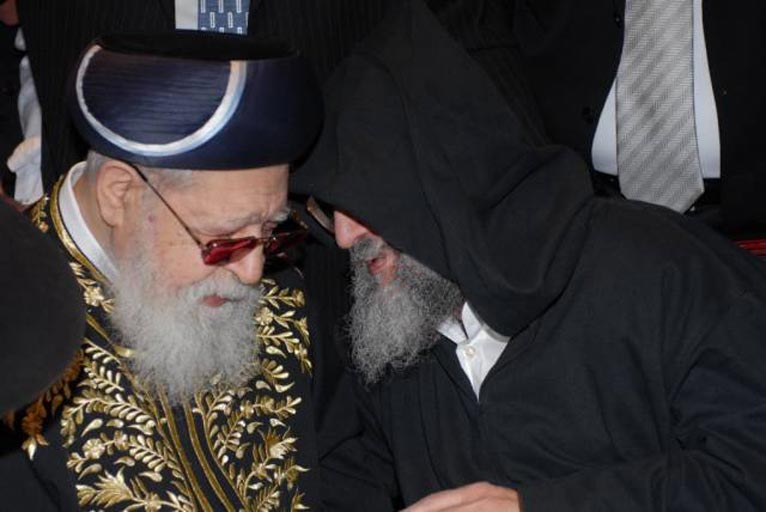 Rav Ovadia Yossef avec Rabbi Elazar Zal lors d'un mariage