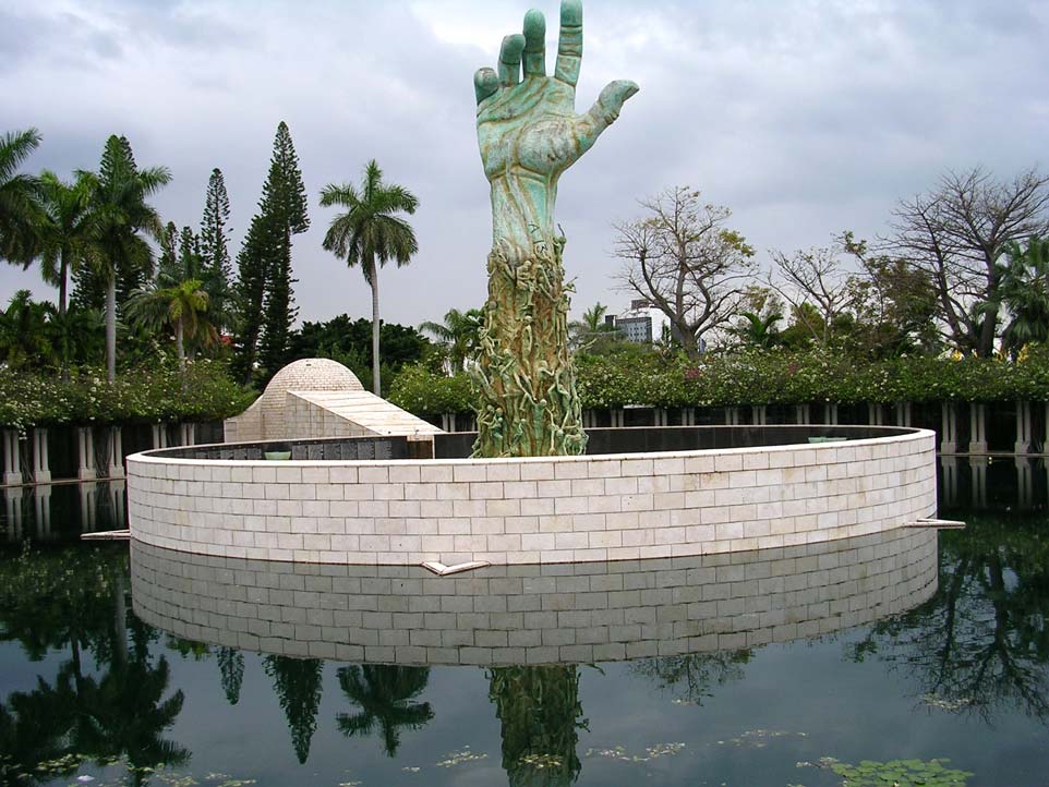Un jardin de la méditation Le jardin est composé d'une grande place de la pierre de Jérusalem, un étang d'eau de 200 pie...
