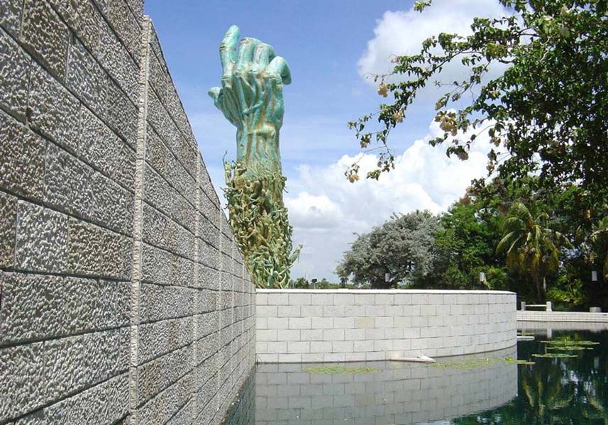 Certains artistes représentent l'Holocauste que dans les dimensions de ses horreurs avec du béton, du métal et des barbe...