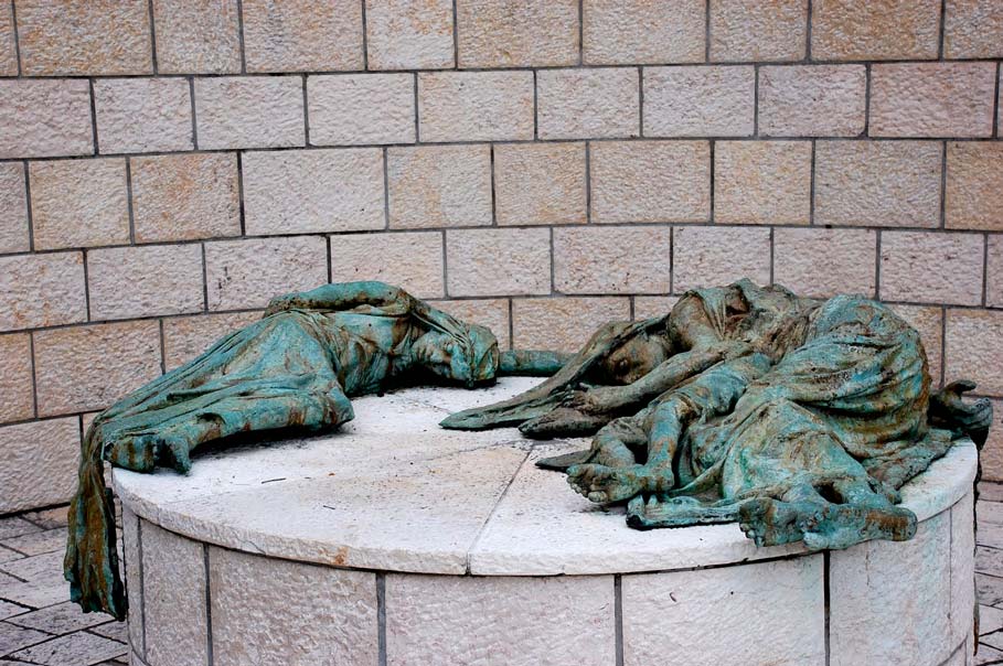 Les morts gisaient par centaines dans les rues du ghetto. Qui aurait pu s'en apercevoir?