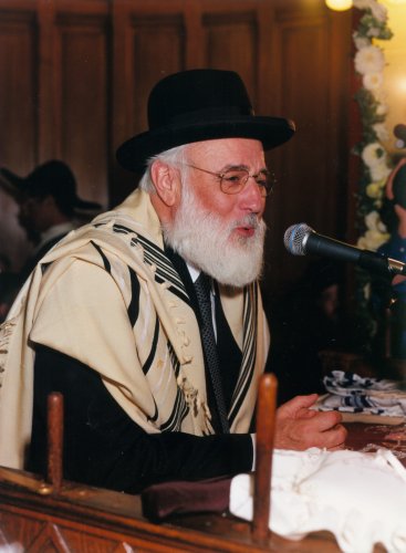 1. Le Rav David Messas Zal en plein cours juste après la prière du matin
