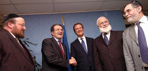 7. De gauche à droite-Dayan Avram-représentant britannique de la conférence des rabbins européens- Romano Prodi, Cobi Be...