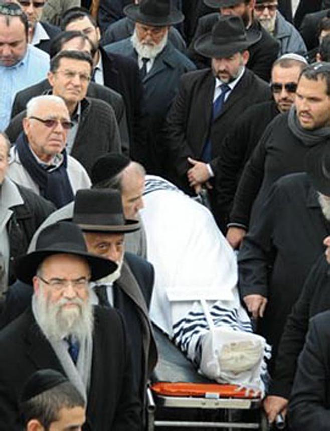 18. La levée du corps de Rabbi David Zal