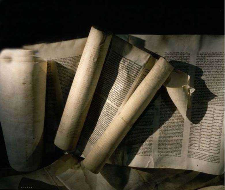 2. Ces rouleaux de la Torah, l'un venant d'une synagogue de Vienne et l'autre de Marburg, furent profanés pendant la Nui...