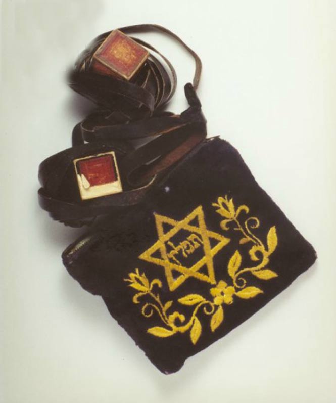 4. Ensemble de Tefillin dans un sac brodé. Cet ensemble fut trouvé sur le corps d'une victime d'une marche forcée, qui f...