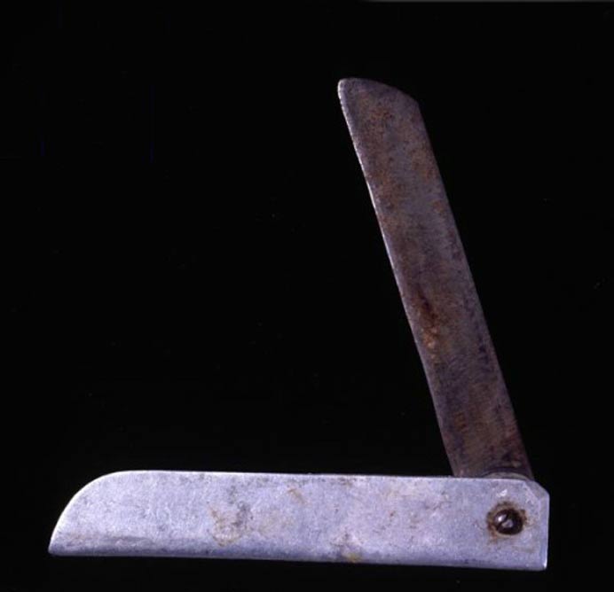 5. Yona Dickmann a fabriqué ce couteau pliant à partir d'un morceau d'aluminium et d'un morceau de scie après son transf...