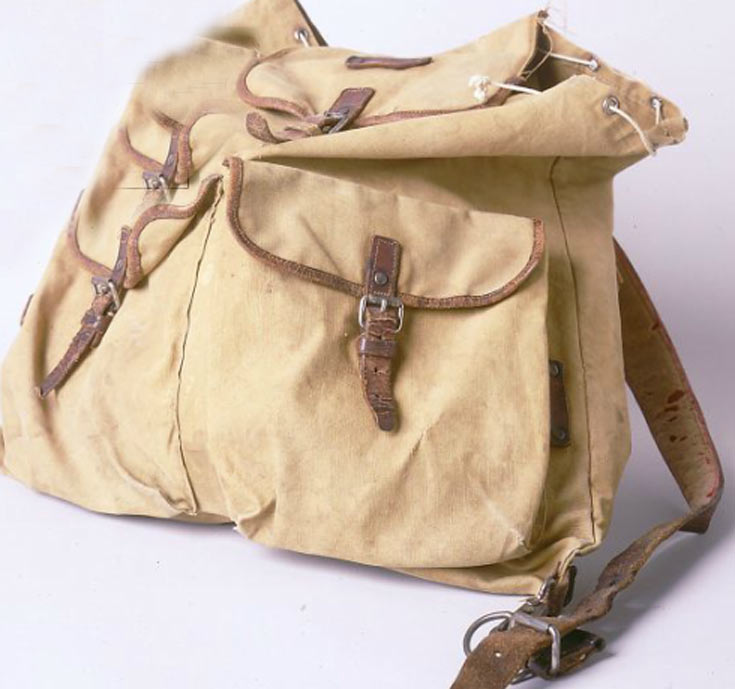 13. Ce sac à dos fauve fut utilisé par Ruth Berkowitz pour transporter ses affaires lors de sa fuite de Varsovie par la...