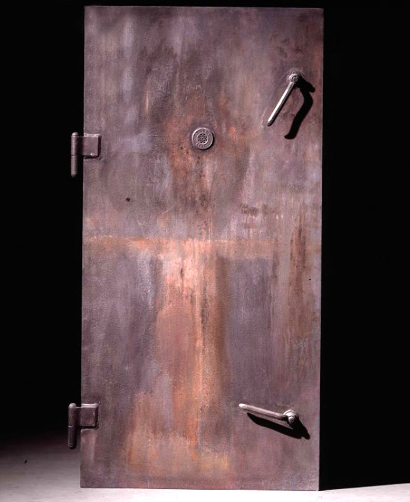 14. Ce moulage d'une porte de chambre à gaz du centre d'extermination de Majdanek, près de Lublin, en Pologne, fut comma...
