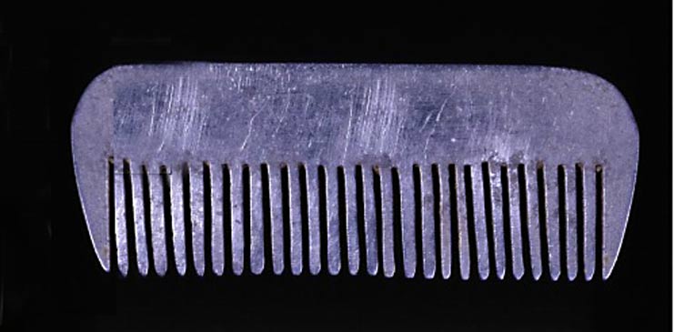6. Yona Dickmann fabriqua ce peigne en aluminium à partir de pièces d'avion après son transfert par les SS d'Auschwitz a...
