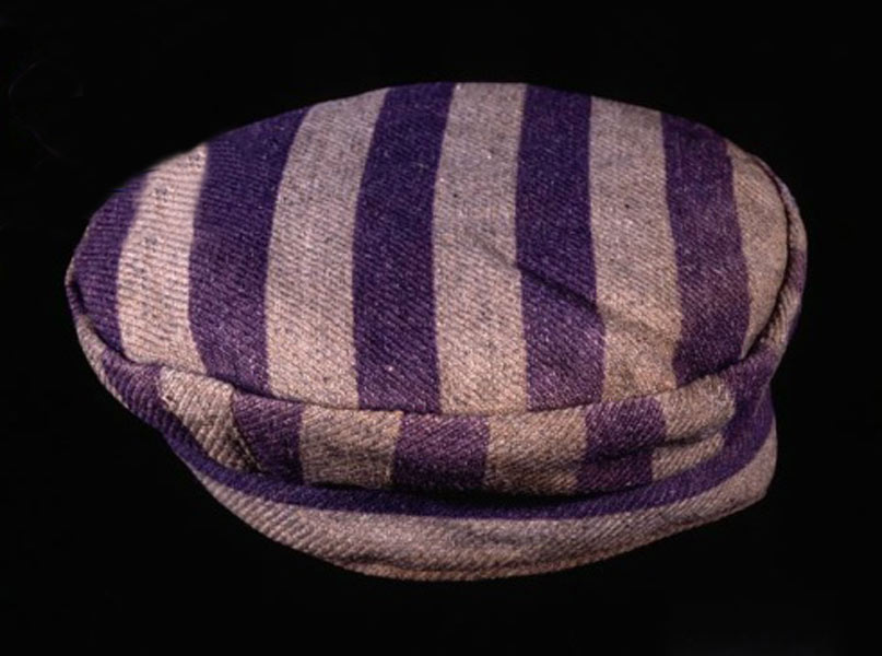 7. Après avoir été déporté de Theresienstadt au camp de concentration d'Auschwitz en 1942, Karel Bruml porta cette casqu...