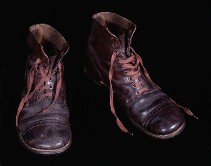 8. Les survivants des camps manquaient des objets même les plus élémentaires, comme par exemple des chaussures. La Croix...