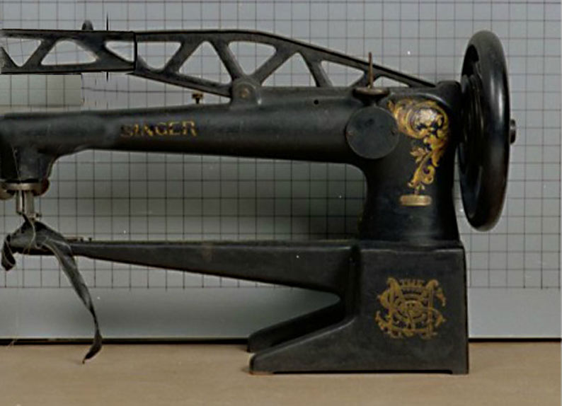 11. Cette machine à coudre Singer fut utilisée par des cordonniers dans le ghetto de Lodz, en Pologne. Dès mai 1940, les...