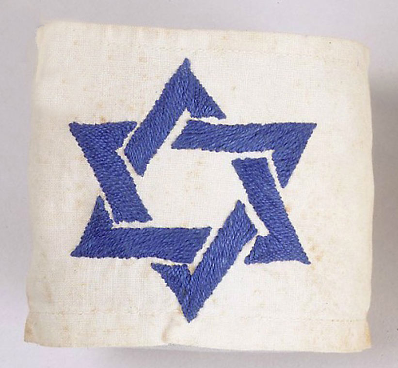 12. Brassard blanc avec étoile de David brodée en bleu, porté par Dina Offman de 1939 à 1941 pendant qu'elle habitait le...