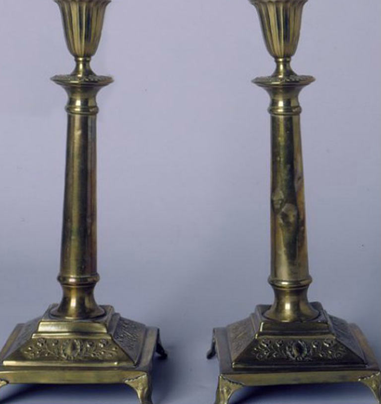 18. Paire de chandeliers achetés en Pologne et utilisés tous les vendredis soir pour le Chabbate. Des réfugiés juifs pol...