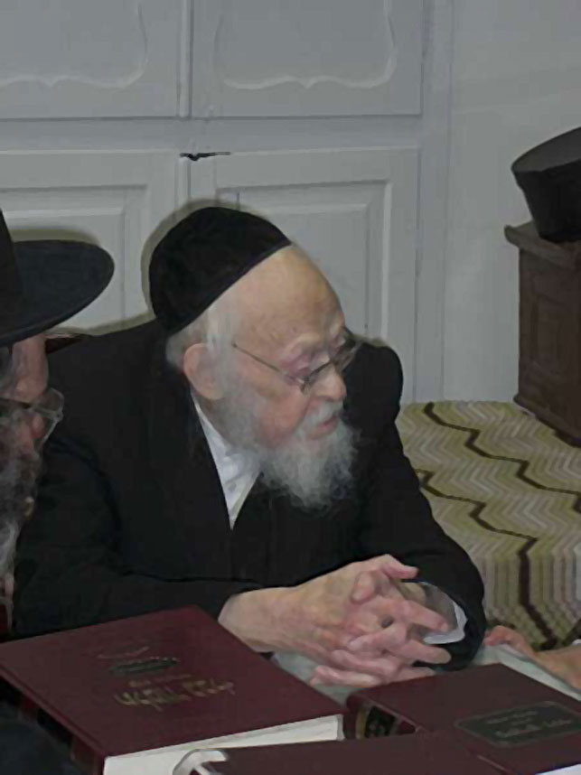 2. Le Rav Eliachiv Zal, le grand Décisionnaire de notre époque nous a laissé orphelin. Il savait écouter chacun qui vena...