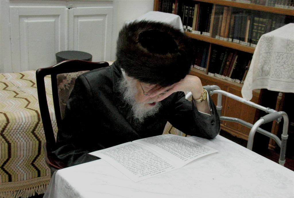 3. Le Rav Eliachiv Zal se concentre quelques minutes avant l'entrée de la reine Chabbat.