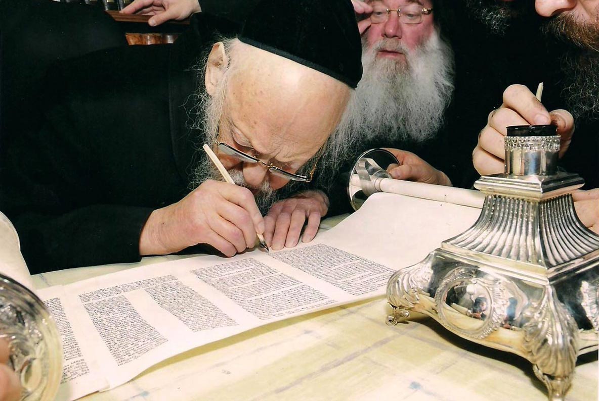 6. Lors de l'inauguration d'un Séfèr Torah, le Rav Zal complète les dernières lignes.