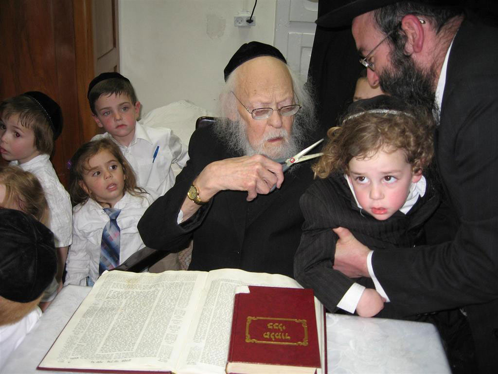 8. Le Rav Eliachiv Zal recevait souvent chez lui des enfants en age de rentrer au 'Hédèr pour la fameuse Halaké, coutume...