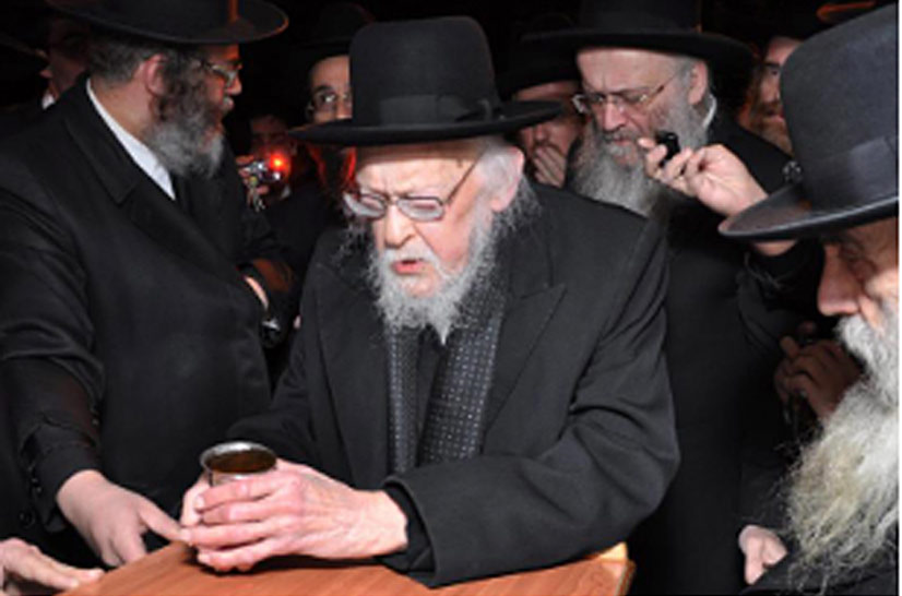 10. Malgré sa grande fatigue due à son grand age, il tenait à honorer certains Talmidim lors de leur mariage pour lire l...