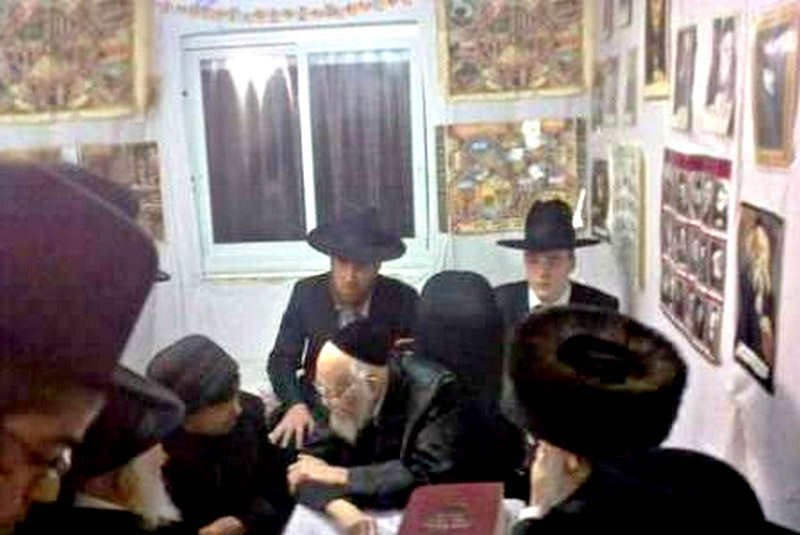 11. Une photo assez rare prise lors d'une visite que lui faite sa fille, la Rabbanite Kanievsky Zal accompagnée de son i...