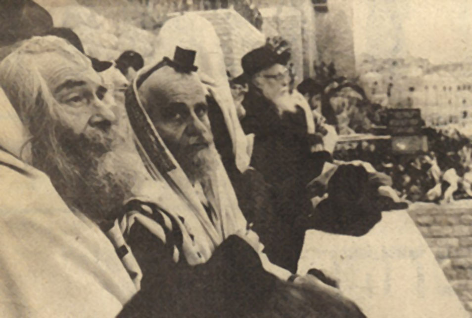 12. Cette photo est vielle de plus de 30 ans. C'était lors de la Birkate Ha'hama en l'an 5741 à Jérusalem au Kotel dans...