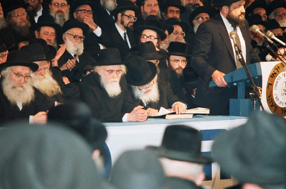 13. On peut apercevoir le Rav Eliachiv Zal assis aux cotés du Rav Shakh Zal lors du congrès annuel du Déguel Hatora qui...