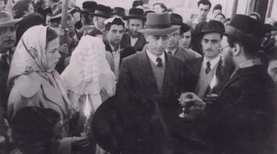 15. Photo très ancienne qui date de plus de 50 ans où l'on peut apercevoir le Rav Eliachiv dans sa jeunesse en train de...