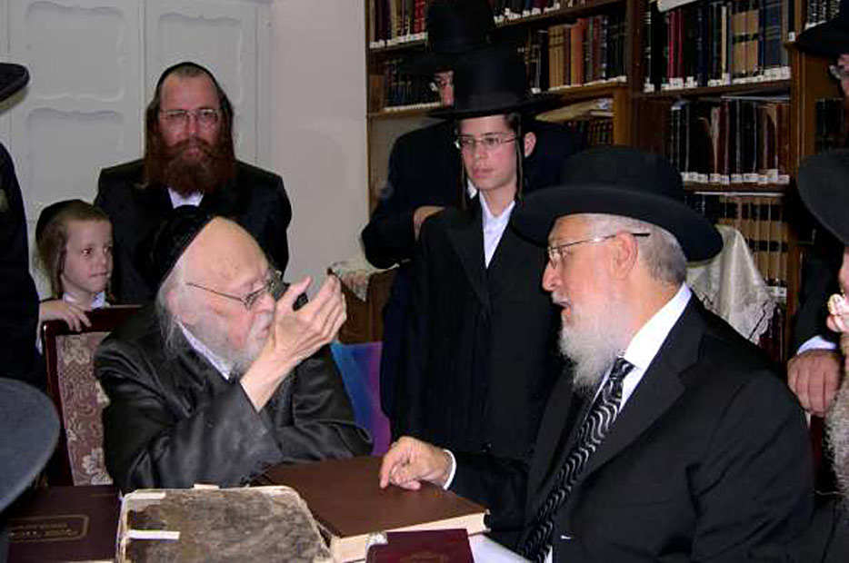 16. L'une des nombreuses visites du Grand Rabbin Yossef Sitruk chez le Rav pour discuter des nombreuses questions concer...
