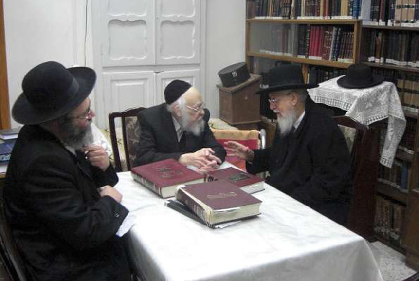 17. Le Rabbin Sitruk prenait à coeur de toujours se concerter avec le Rav Eliyachiv Zal concernant la moindre question.
