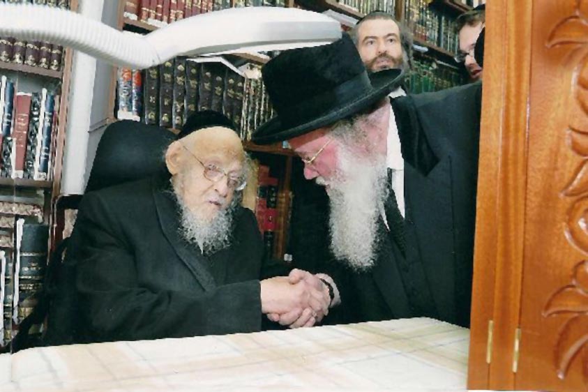 21. Le Rav de Genève, Rav Avraham Yaffé Shlessinger avait écrit un petit Séfèr Torah de 25 cm de long à la mémoire de so...