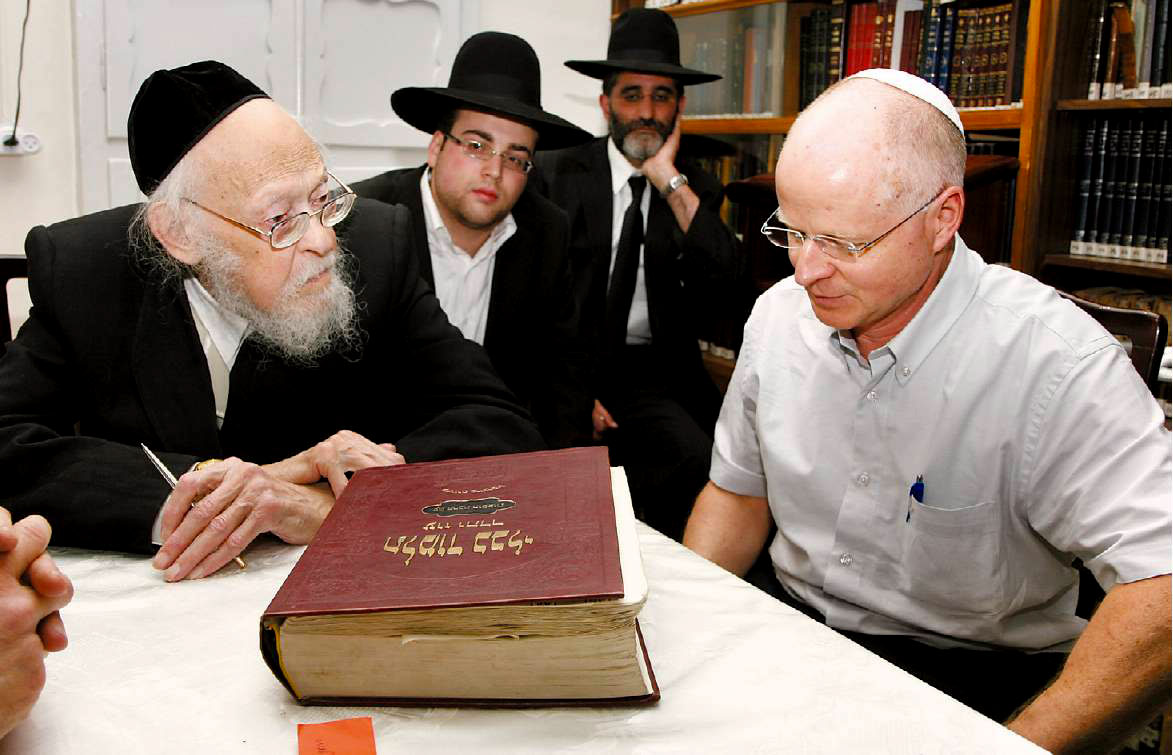24. Avant la libération du soldat Guilad Shalit, son père venait souvent prendre conseils et bénédictions auprès du Rav...