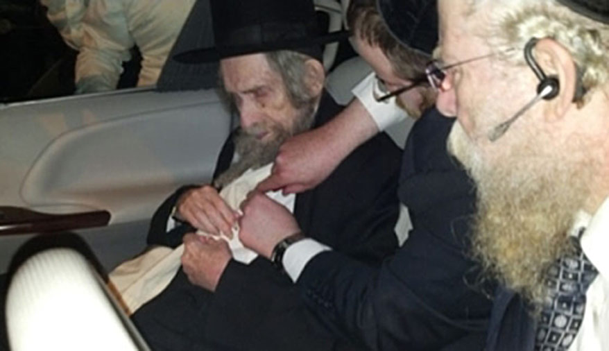 25. Lors de l'annonce du décès du Rav Eliyachiv Zal, le Rav Steinman Chéhi'hyé, procède à la Kéri'a.