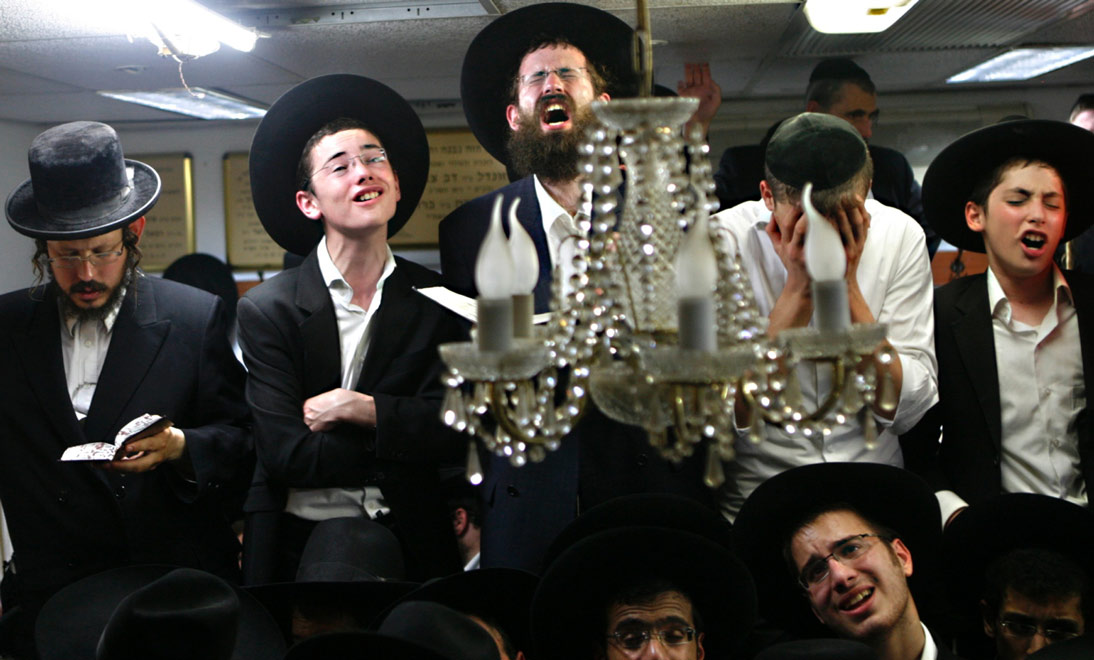 26. A l'annonce du décès du Rav Eliyachiv Zal, des milliers de jeunes et moins jeunes dans toute Israël se sont rassembl...