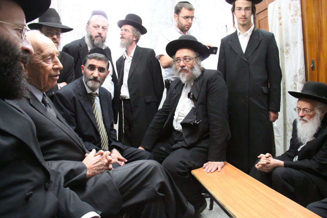 31. Le président Shimon Peres lors de sa visite dans la maison du Rav qui s'est emplie de sa famille et proches.